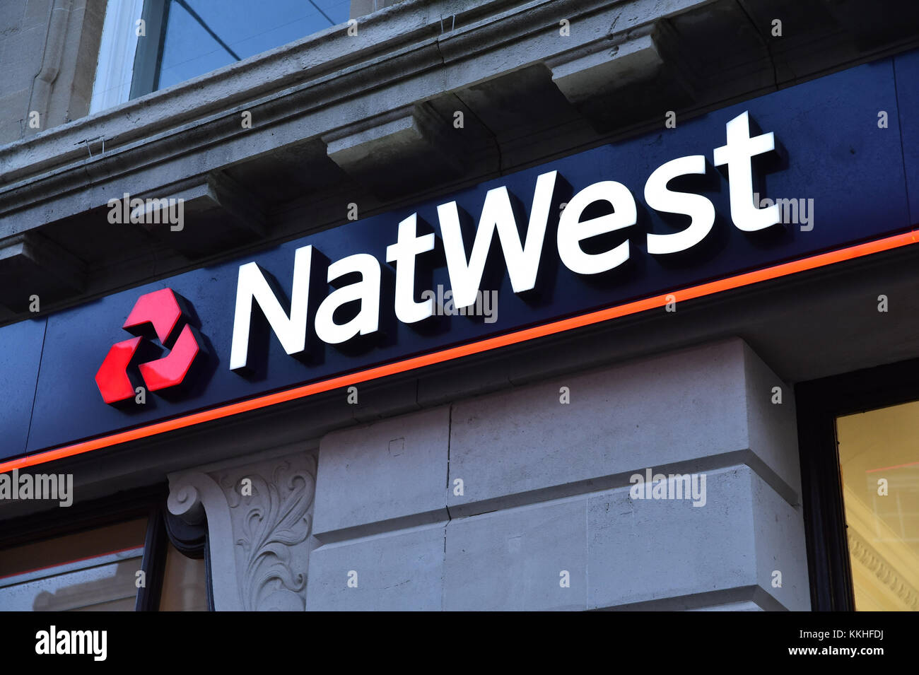 Weymouth Dorset, Regno Unito. Il 1 dicembre 2017. NatWest bank segno e il logo presso la filiale di Weymouth nel Dorset. Questo ramo è sicuro ma la RBS Banking Group ha annunciato oggi la chiusura di 197 NatWest rami lungo con un altro 62 RBS FILIALI NEL REGNO UNITO. Credito Foto: Graham Hunt/Alamy Live News Foto Stock