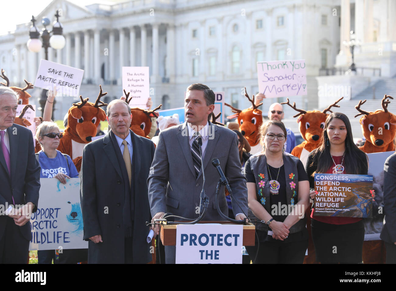 Washington, Stati Uniti. 30 novembre 2017. Il senatore americano Martin Heinrich del New Mexico parla durante una protesta a sostegno dell'Arctic National Wildlife Refuge al di fuori del Campidoglio degli Stati Uniti il 30 novembre 2017 a Washington, DC. Il Senato a guida repubblicana sta tentando di consentire la trivellazione petrolifera nell'Artico nascondendola nella legge sulla riduzione delle tasse. (Foto del Senato degli Stati Uniti foto via Credit: Planetpix/Alamy Live News Foto Stock