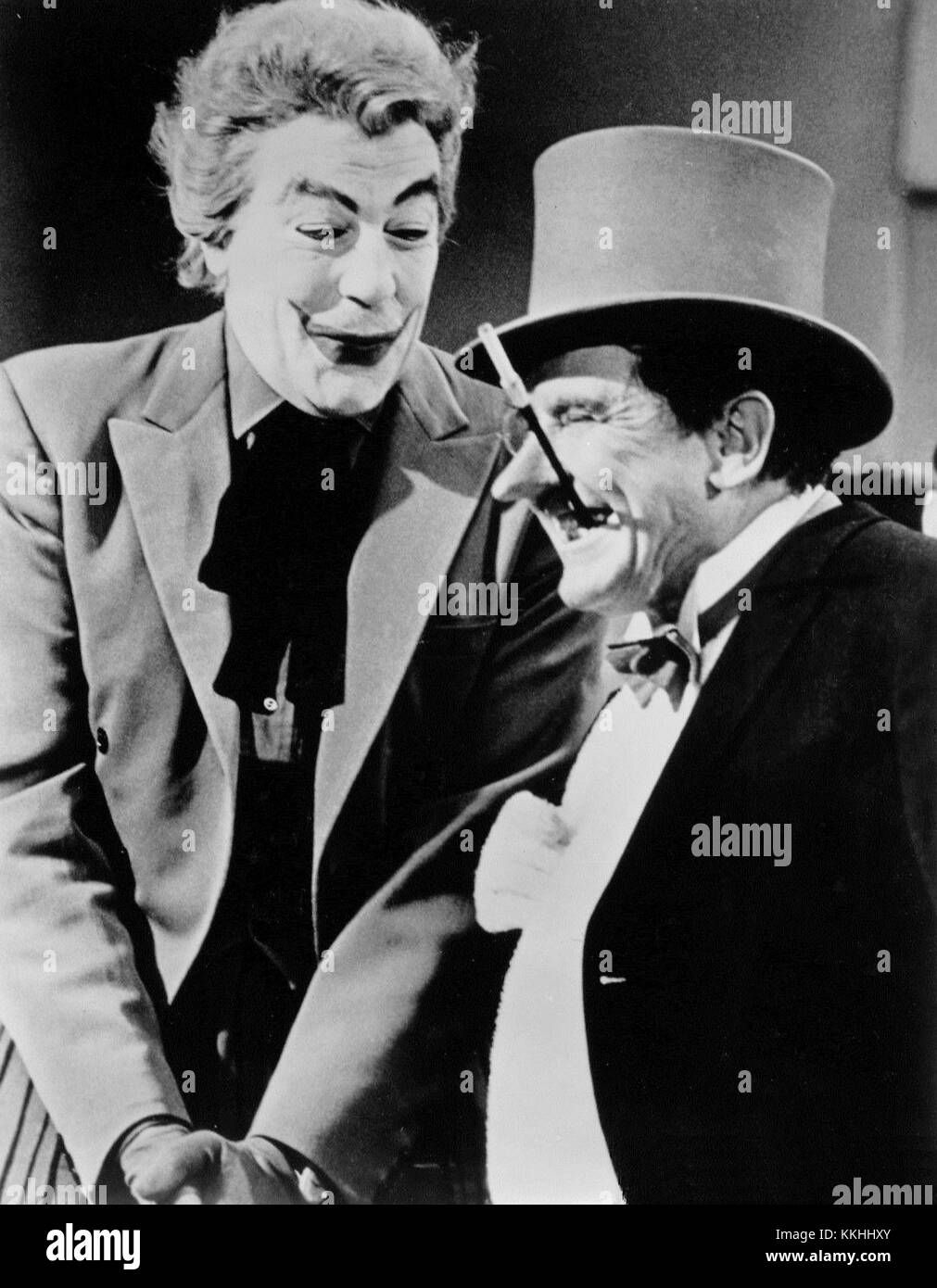 Cesar Romero e Burgess Meredith hanno recitato nei panni dei cattivi iconici nella serie TV "Batman" del 1967. Romero ha interpretato il Joker, mentre Meredith ha interpretato il Pinguino, entrambi personaggi noti per i loro ritratti di campy e per le memorabili performance nella serie. Foto Stock