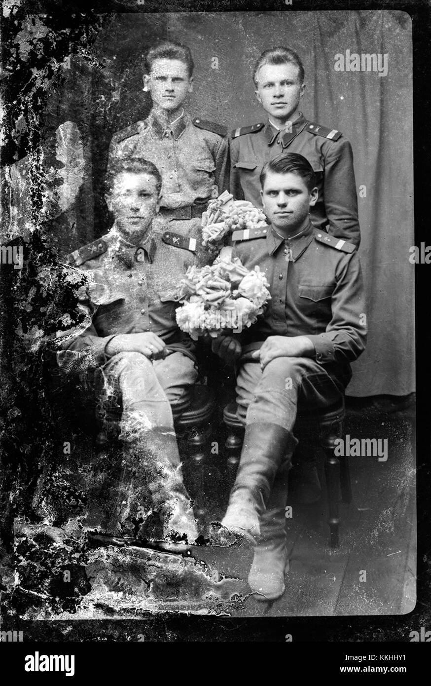 Questo film cattura ancora una scena di un film a tema militare, girato nel 2014. L'immagine presenta personale militare e attrezzature, che riflettono l'attenzione del film sui temi militari. Foto Stock