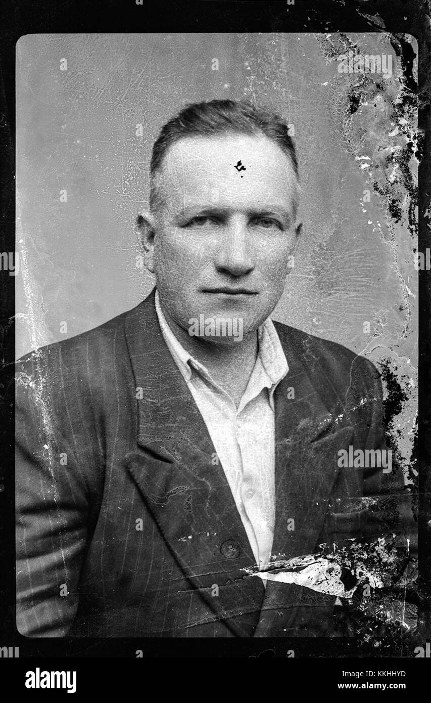 Questa immagine mostra una fotografia planfilm intitolata "Barbat", scattata nel 2014. Si concentra su un argomento relativo all'architettura o al paesaggio, come indicato dal formato planfilm comunemente utilizzato per la fotografia di grandi dimensioni e con dettagli elevati. Foto Stock