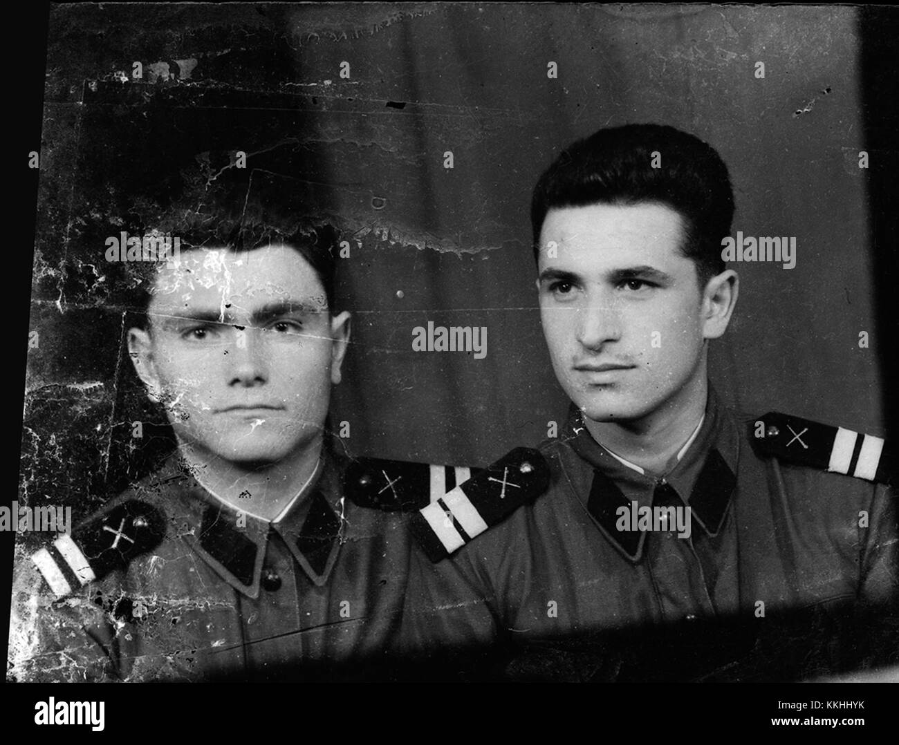 Questo si riferisce a due immagini di personale militare scattate nel marzo 2014, raffiguranti soldati o attività militari di quel periodo. Foto Stock