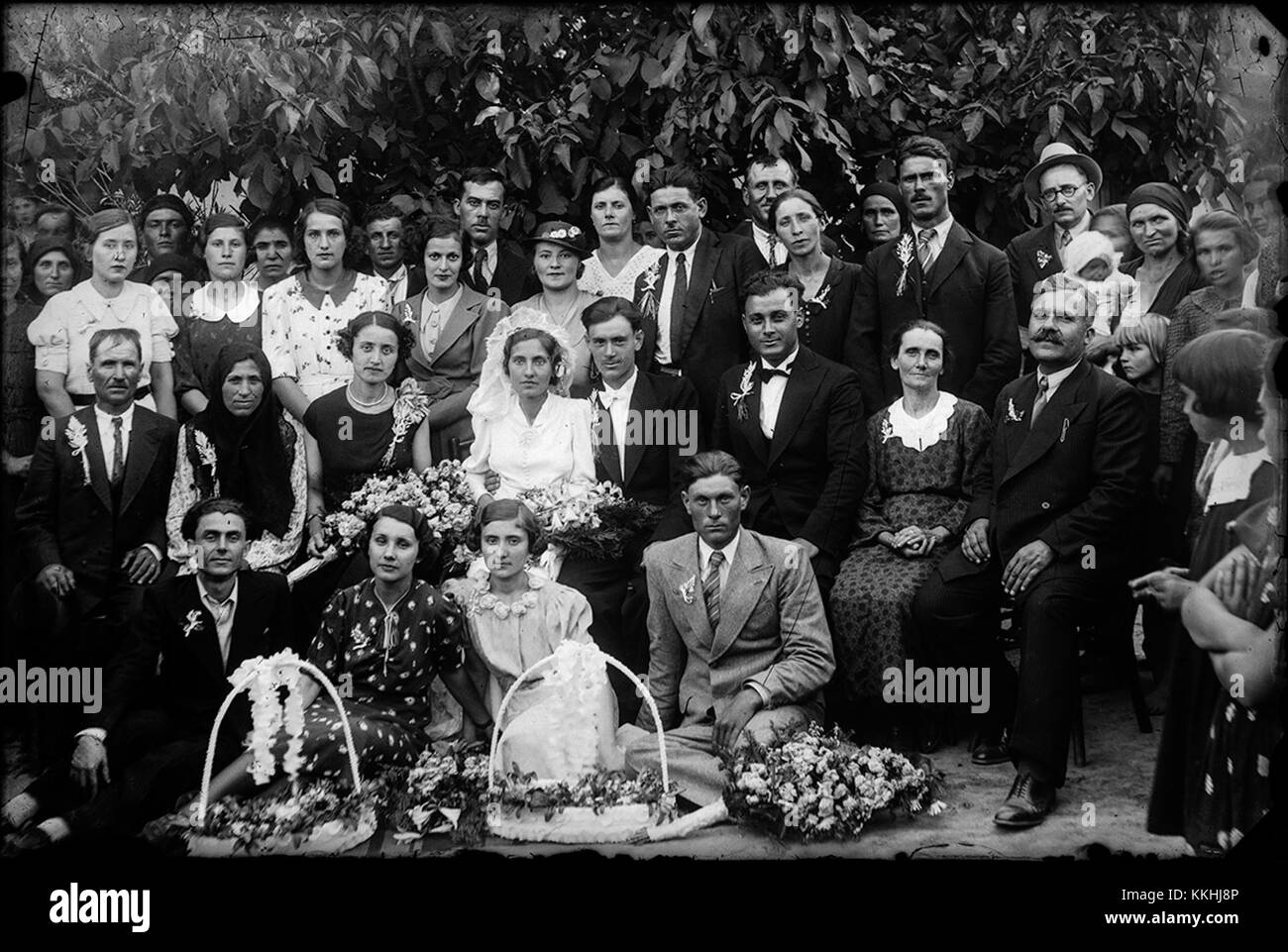 Questa fotografia del 13 marzo 2014 cattura una cerimonia di nozze in Romania, con i costumi e l'abbigliamento tradizionali dell'occasione. I matrimoni rumeni spesso riflettono pratiche culturali e celebrazioni di amore e unità. Foto Stock