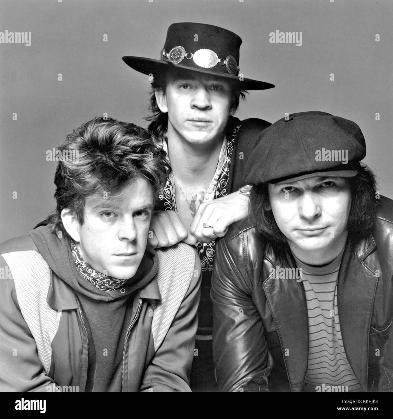 Stevie Ray Vaughan e Double Trouble, catturati da Don Hunstein, mostrano lo stile iconico del leggendario chitarrista. Vaughan, noto per la sua potente chitarra blues, è raffigurato nel suo elemento durante una performance dal vivo. Foto Stock