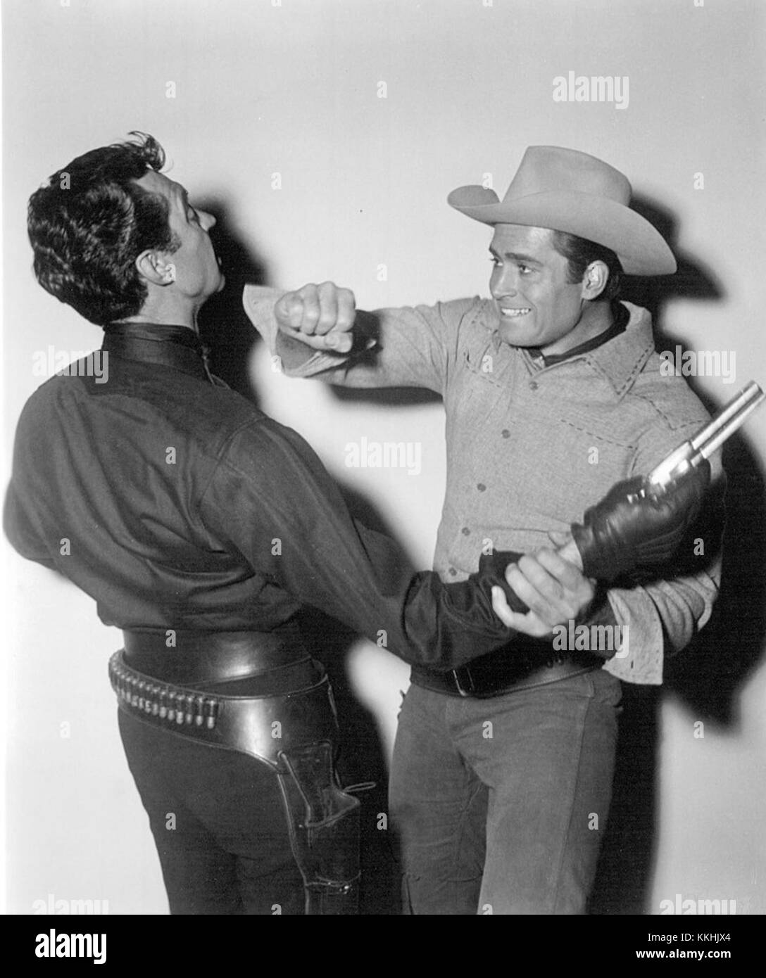 Un'immagine della serie televisiva 'Cheyenne' del 1957, con Clint Walker nel ruolo di Cheyenne Bodie in una scena ricca di azione. Foto Stock
