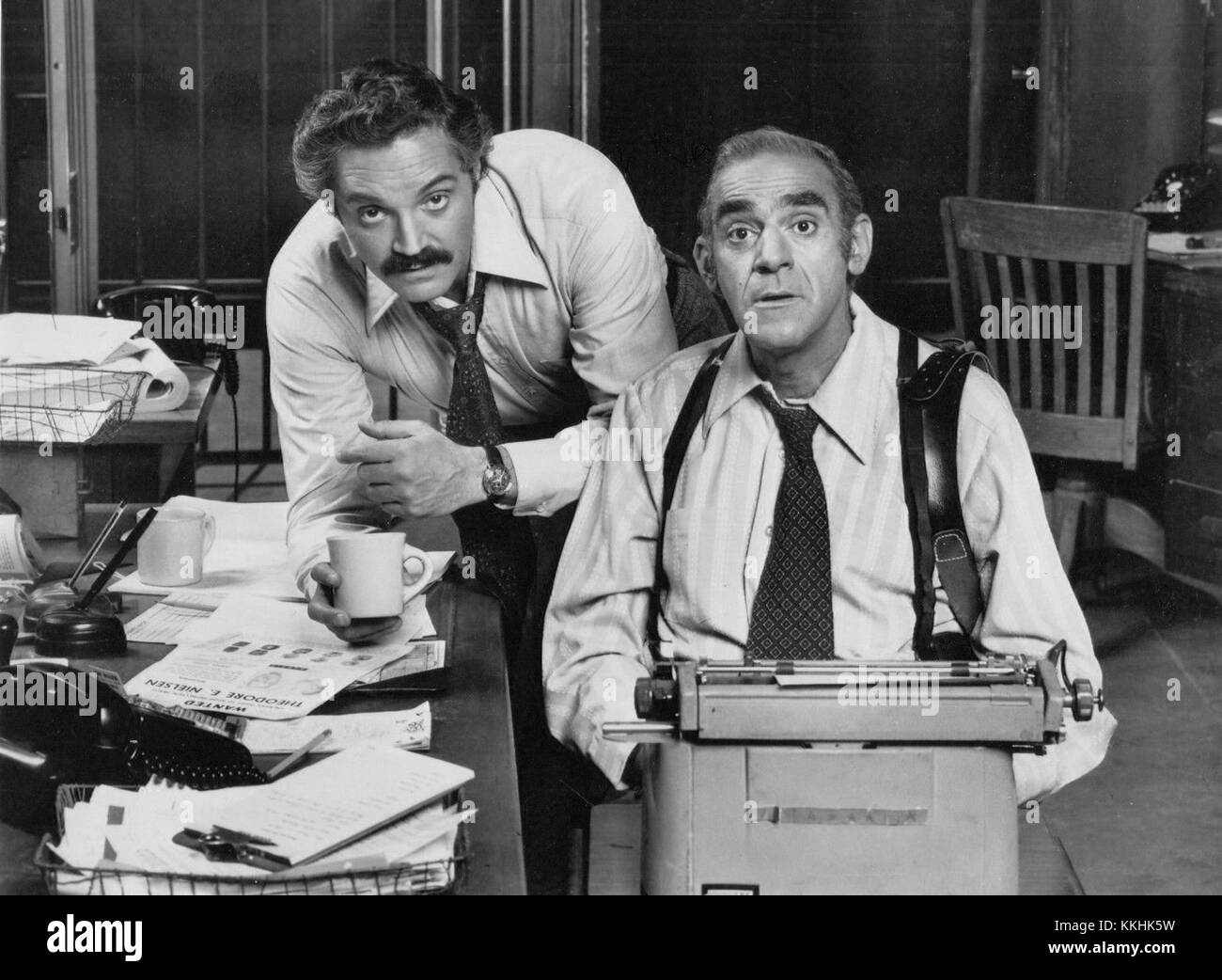 Fotografia di Hal Linden e Abe Vigoda della serie TV del 1975 "Barney Miller", che cattura i momenti più iconici della serie. Foto Stock