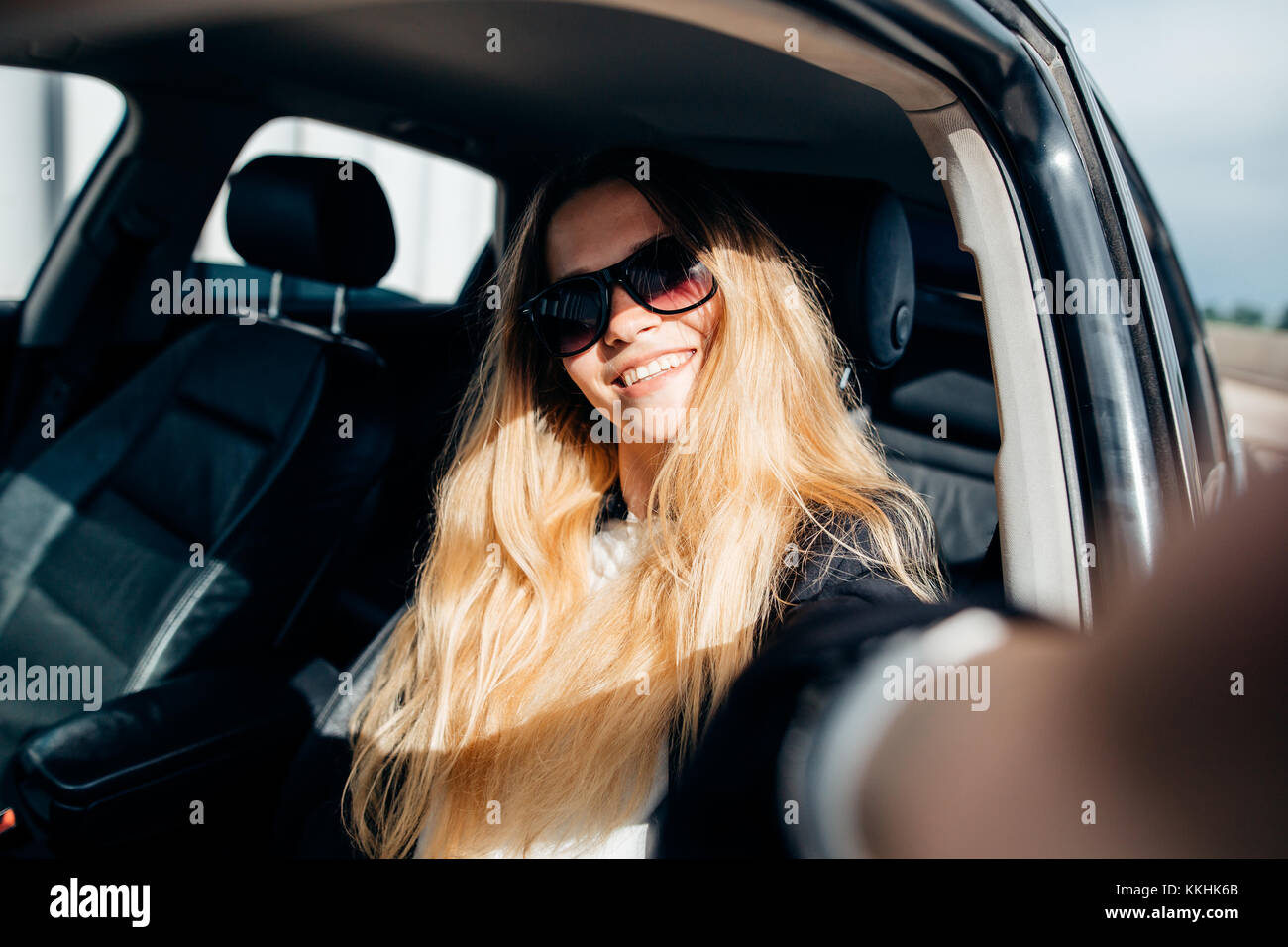 Ragazza rende selfie seduto dietro al volante della vettura Foto stock -  Alamy