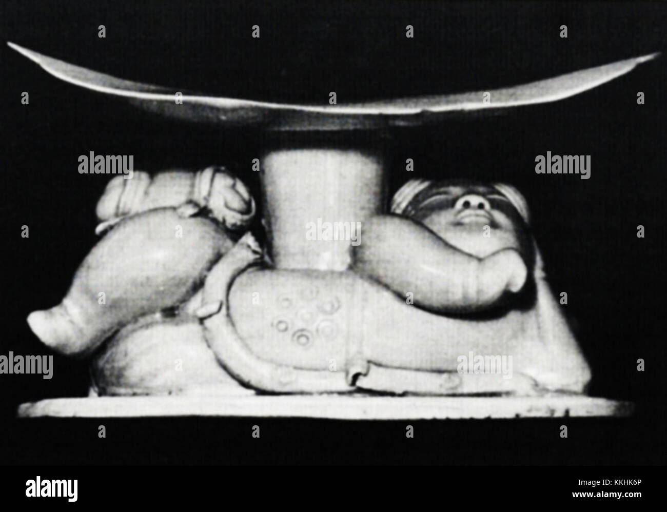 Il poggiatesta della dinastia Qing è un tipo di arredamento tradizionale cinese progettato per sostenere la testa durante il sonno. Questi manufatti, spesso realizzati in legno o porcellana, sono apprezzati per la loro maestria artigianale e il loro significato storico durante la dinastia Qing. Foto Stock