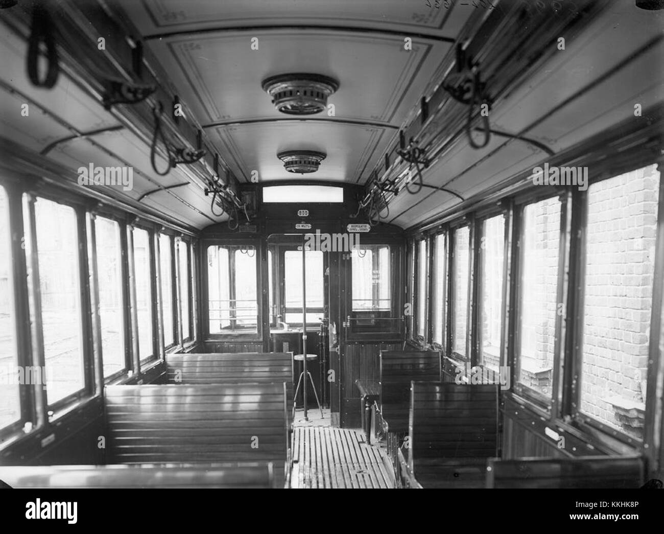 Il tram di Mosca del 1912 rappresenta una forma storica di trasporto pubblico in Russia. Il tram faceva parte del primo sistema di trasporto urbano della città e svolge un ruolo significativo nella storia dei trasporti di Mosca. Foto Stock
