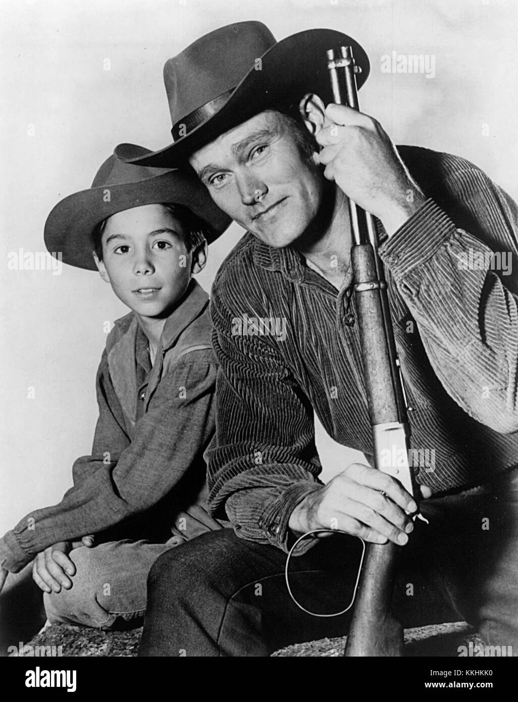 Questa immagine presenta Chuck Connors e Johnny Crawford, protagonisti della serie TV "The Rifleman" del 1960. La serie è ambientata nel Vecchio West ed è diventata uno show popolare durante la sua esecuzione. Foto Stock