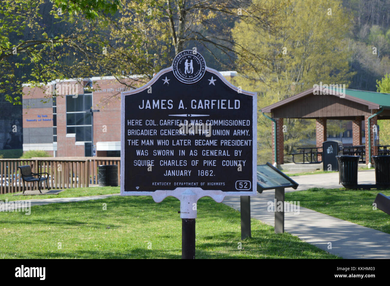 Il simbolo James Garfield a Pikeville Park onora la memoria del ventesimo presidente degli Stati Uniti. Il memoriale si erge come un punto di riferimento storico, commemorando i contributi di Garfield alla nazione. Foto Stock