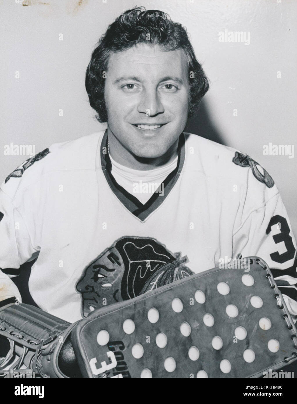 Tony Esposito, un leggendario portiere di hockey su ghiaccio, ha giocato nella National Hockey League (NHL). La stagione 1973 segnò un punto significativo nella sua carriera, con Esposito riconosciuto per le sue prestazioni. Conosciuto per i suoi riflessi eccezionali e la calma sotto pressione, è diventato una figura iconica di questo sport. Foto Stock