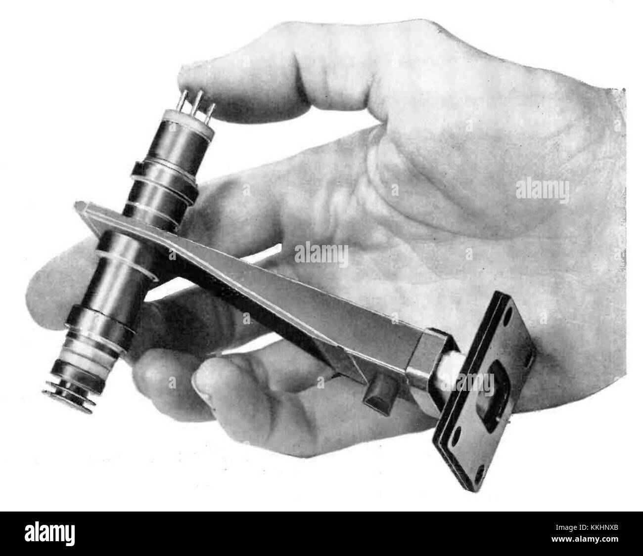 Un oscillatore a onda inversa è un tipo di dispositivo elettronico che genera microonde. Funziona utilizzando una guida d'onda per produrre onde nella direzione opposta al flusso di elettroni, utile in varie applicazioni ad alta frequenza. Foto Stock