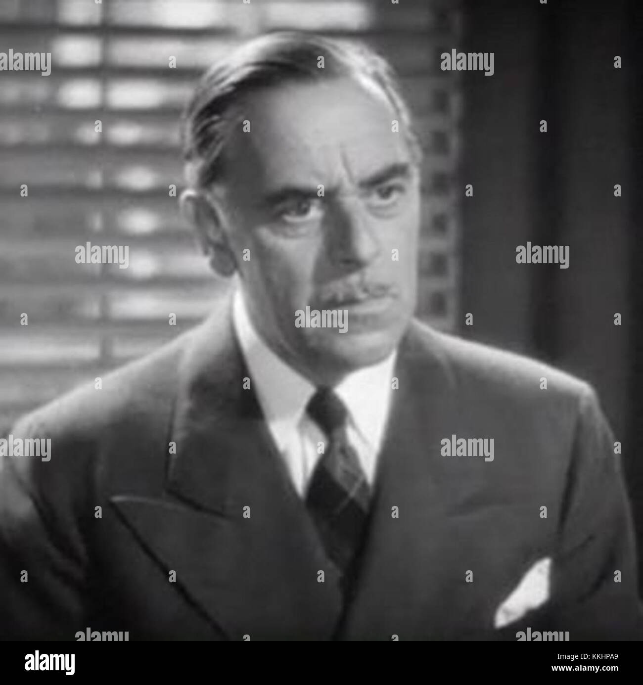 Walter Kingsford appare nel trailer del film "Calling Dr. Gillespie", un classico degli anni '1940 Il film vede Kingsford in un ruolo di supporto in questa serie drammatica medica, che era popolare ai suoi tempi. Foto Stock