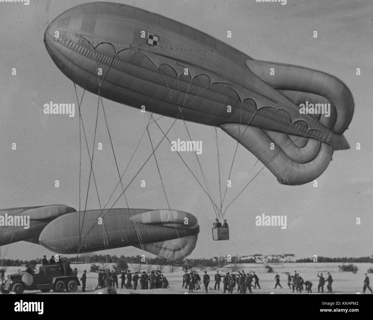 Immagine del corpo dei palloni polacchi della seconda Repubblica polacca, datata 1930 La fotografia mostra il personale militare e le attrezzature utilizzate per la ricognizione aerea durante le operazioni militari. Foto Stock