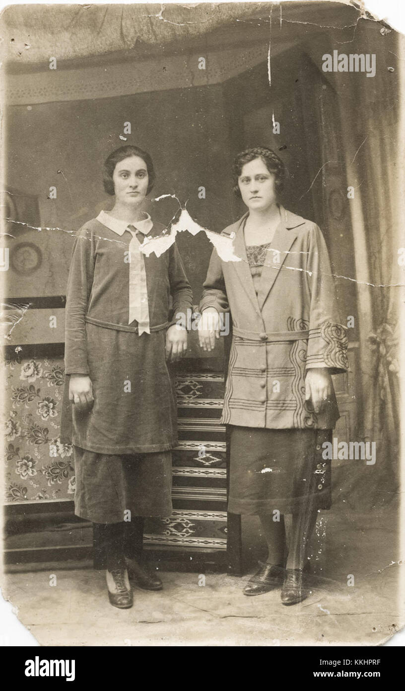 Questa immagine presenta due giovani donne, identificate come *Doua tinere*, catturate in una foto candida. L'immagine probabilmente risale all'inizio del XXI secolo e riflette la gioventù e la moda del tempo. Foto Stock