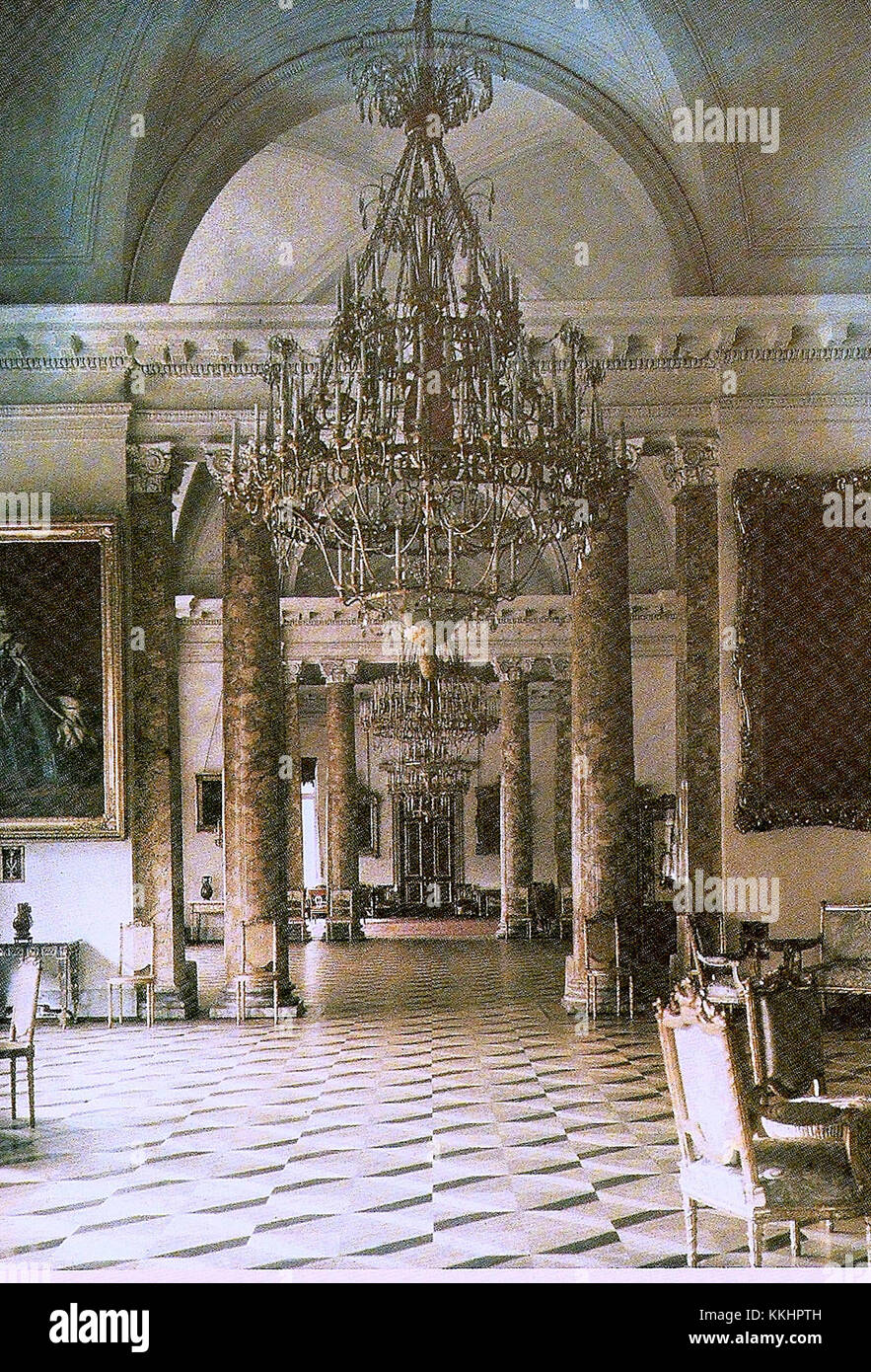 La fotografia autografata di Andrey Zeest dell'enfilata del Palazzo di Alessandro. L'immagine cattura gli interni opulenti del palazzo, mostrando la grandiosità dell'architettura imperiale russa. Foto Stock