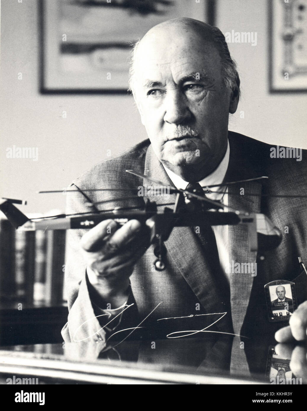 Igor Sikorsky è stato un ingegnere e inventore pionieristico dell'aviazione, noto soprattutto per aver sviluppato il primo elicottero di successo. Questa immagine in bianco e nero lo cattura durante la sua prima carriera. Foto Stock