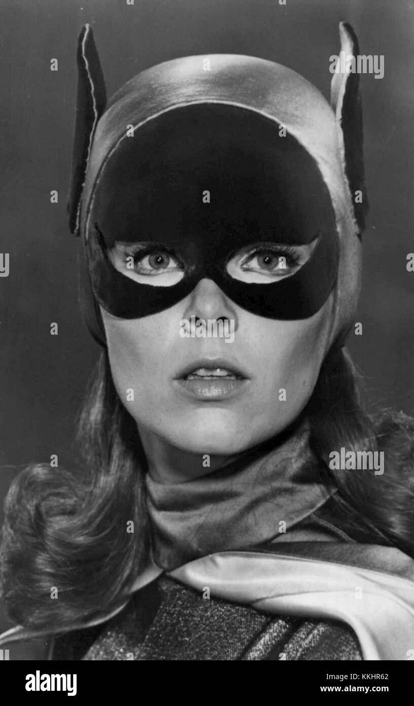 Yvonne Craig ha interpretato Batgirl nella serie televisiva del 1967, dando vita all'iconico personaggio della DC Comics. Conosciuta per la sua interpretazione dell'eroe combattente del crimine, Craig divenne una figura importante nella cultura pop e nella televisione dei supereroi. Foto Stock