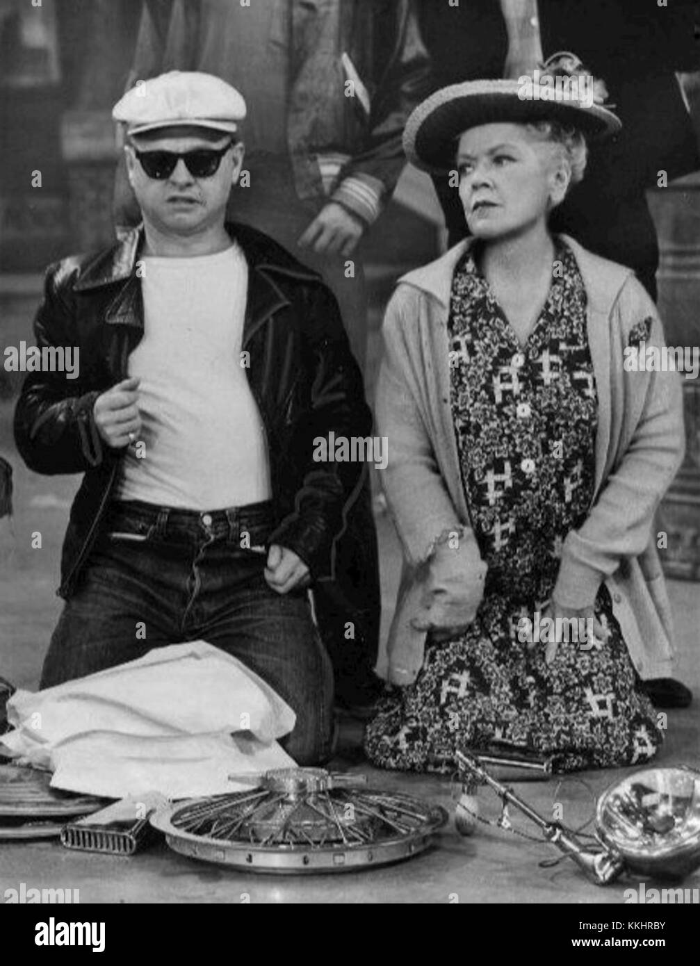 Questa fotografia degli anni '1940 mostra Mickey Rooney e Spring Byington in una scena del film "Sposa di dicembre". Mette in evidenza i loro ruoli in questo popolare film. Foto Stock