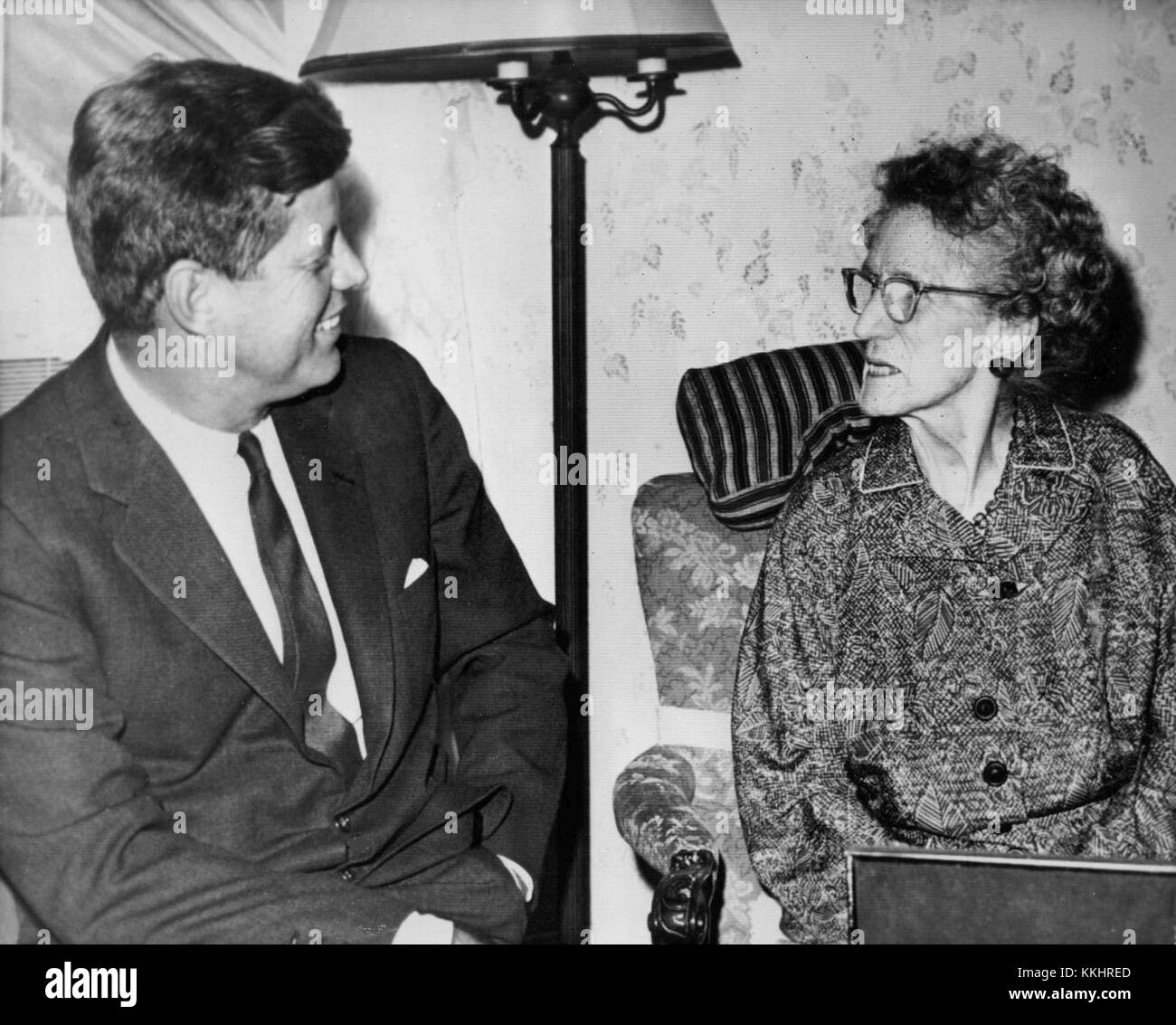 John F. Kennedy visita la sua nonna di 97 anni 1962 Foto Stock