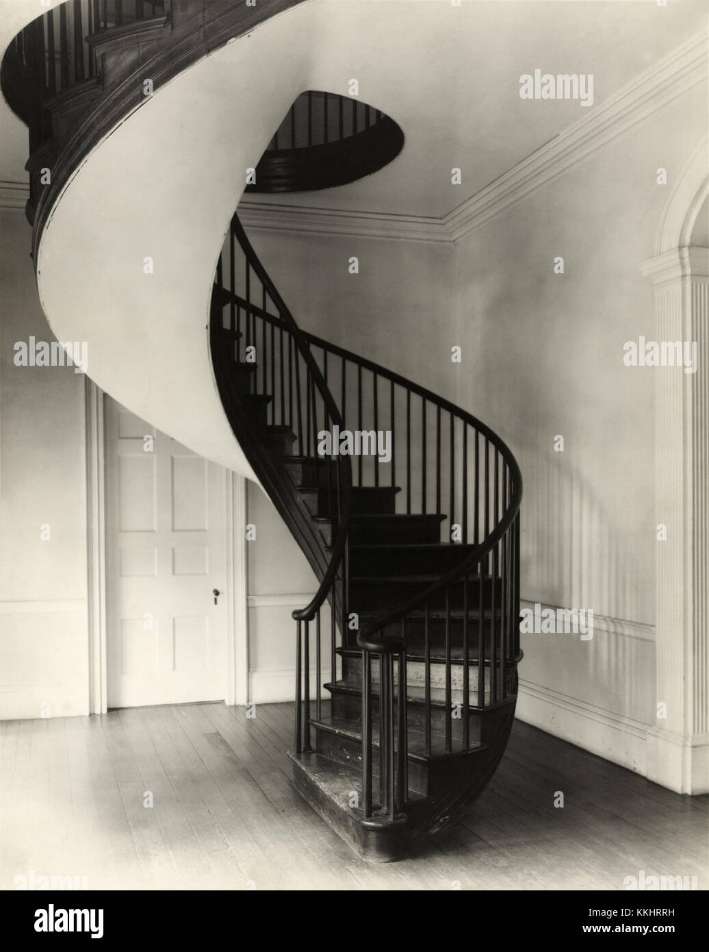 Questa fotografia del 1938 di Frances Benjamin Johnston mostra una scala a chiocciola ad Auburn, Natchez, Mississippi. Nota per la sua fotografia dell'architettura americana, il lavoro di Johnston cattura l'eleganza delle case del sud. Foto Stock