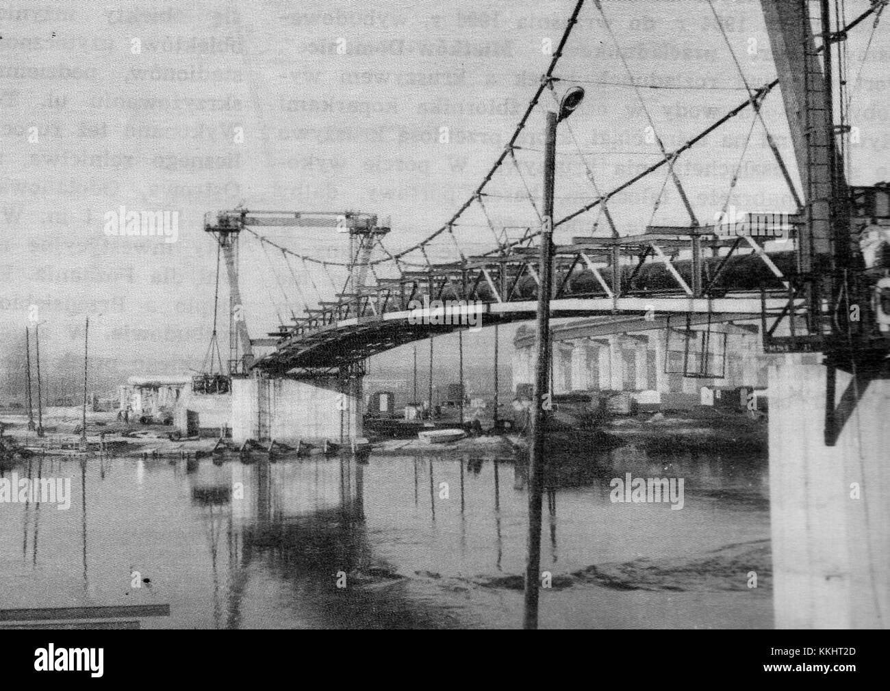 Il Warta Pipe Bridge a Poznan, in Polonia, attraversa il fiume Warta, fungendo da infrastruttura cruciale per il trasporto di servizi di pubblica utilità, principalmente gasdotti e idrodotti. Il ponte è un'importante impresa ingegneristica, progettata per resistere alle pressioni delle esigenze delle infrastrutture urbane. Svolge un ruolo essenziale nella rete di pubblica utilità di Poznanâ, garantendo la distribuzione di risorse vitali ai residenti e alle industrie locali. Foto Stock