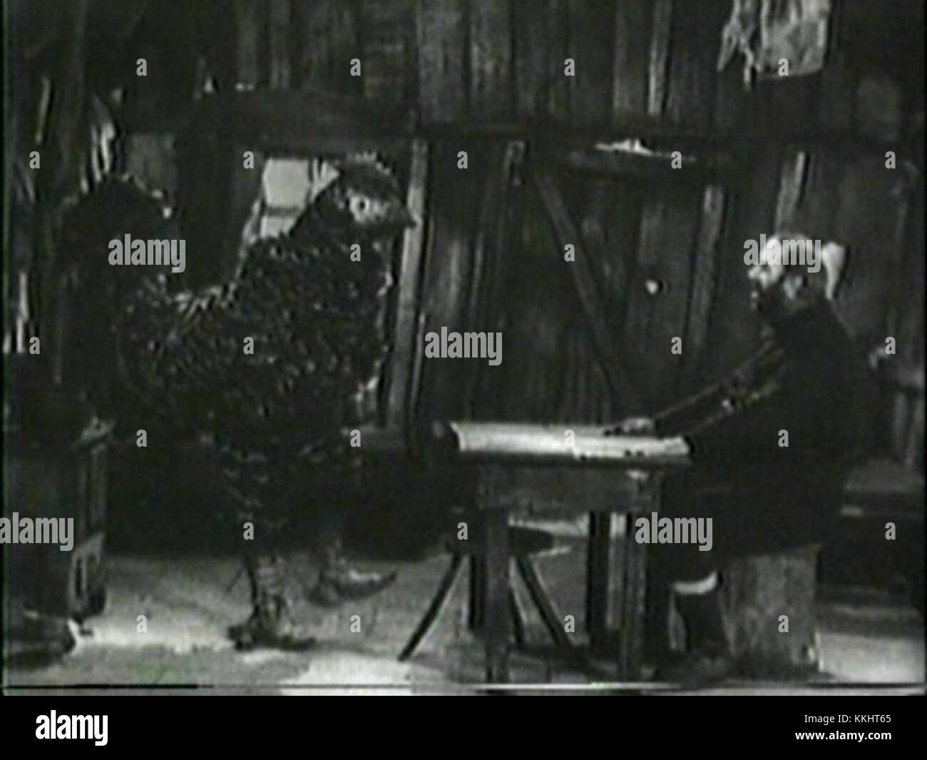 Questa scena del film muto del 1925 la corsa all'oro vede Charlie Chaplin nel ruolo di â€˜Chicken Charlieâ€™ accanto a Mack Swain. Il film è noto per la sua interpretazione comica dei minatori d'oro e per i suoi momenti iconici nella storia del cinema. Foto Stock