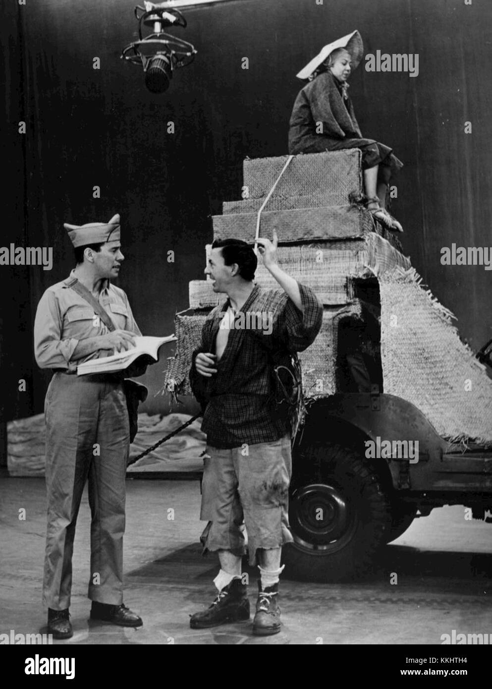 John Forsythe e David Wayne hanno recitato nella produzione del 1954 *Teahouse of the August Moon*. Questo adattamento cinematografico della commedia di Broadway esplora il Giappone del dopoguerra e i malintesi culturali. Foto Stock