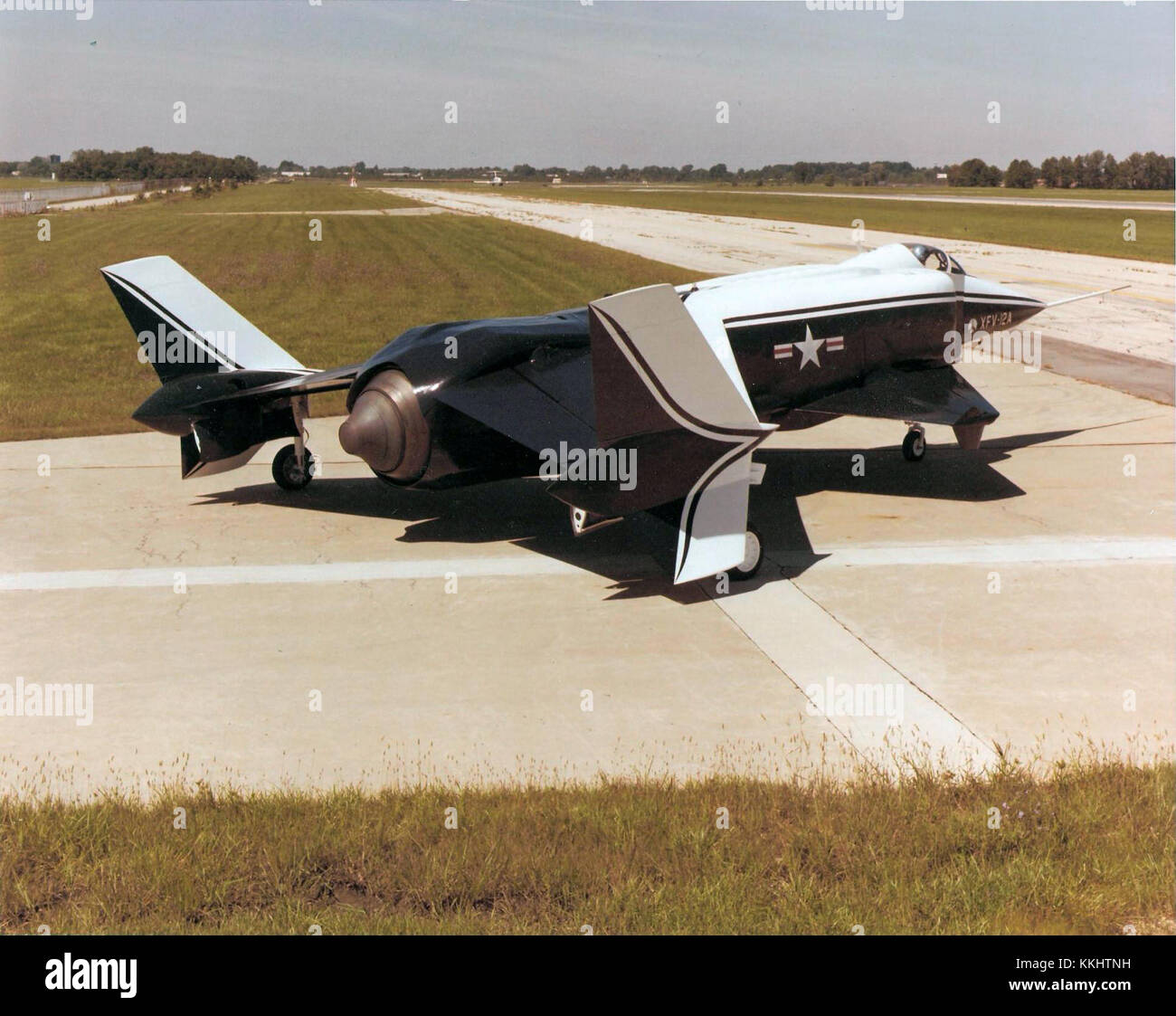 L'XFV-12A, con la registrazione HC352-0-112 P11, è uno storico velivolo sperimentale sviluppato dagli Stati Uniti. È stato progettato per i test di decollo e atterraggio verticale (VTOL), contribuendo ai primi progressi nella tecnologia dell'aviazione militare. Foto Stock