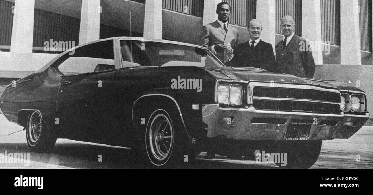 La Elgin Baylor Buick si riferisce probabilmente a un modello di auto Buick associato alla leggenda del basket Elgin Baylor. L'auto potrebbe essere stata collegata all'atleta tramite sponsorizzazione o uso personale. Foto Stock