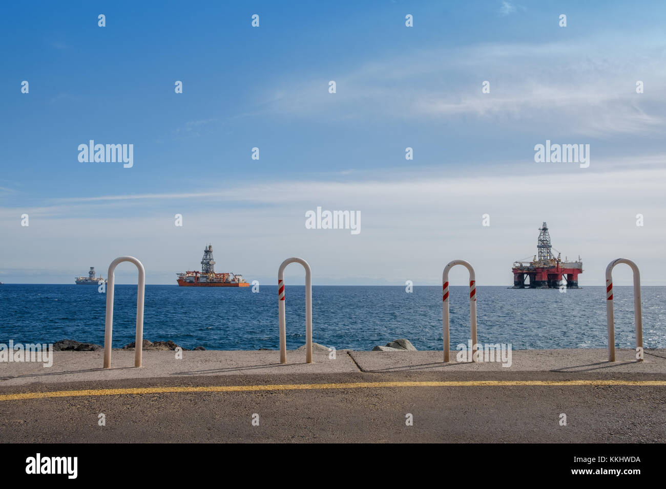 Street fine , fine della strada con sfondo oceano, oil rig piattaforme e navi di perforazione sull'orizzonte Foto Stock