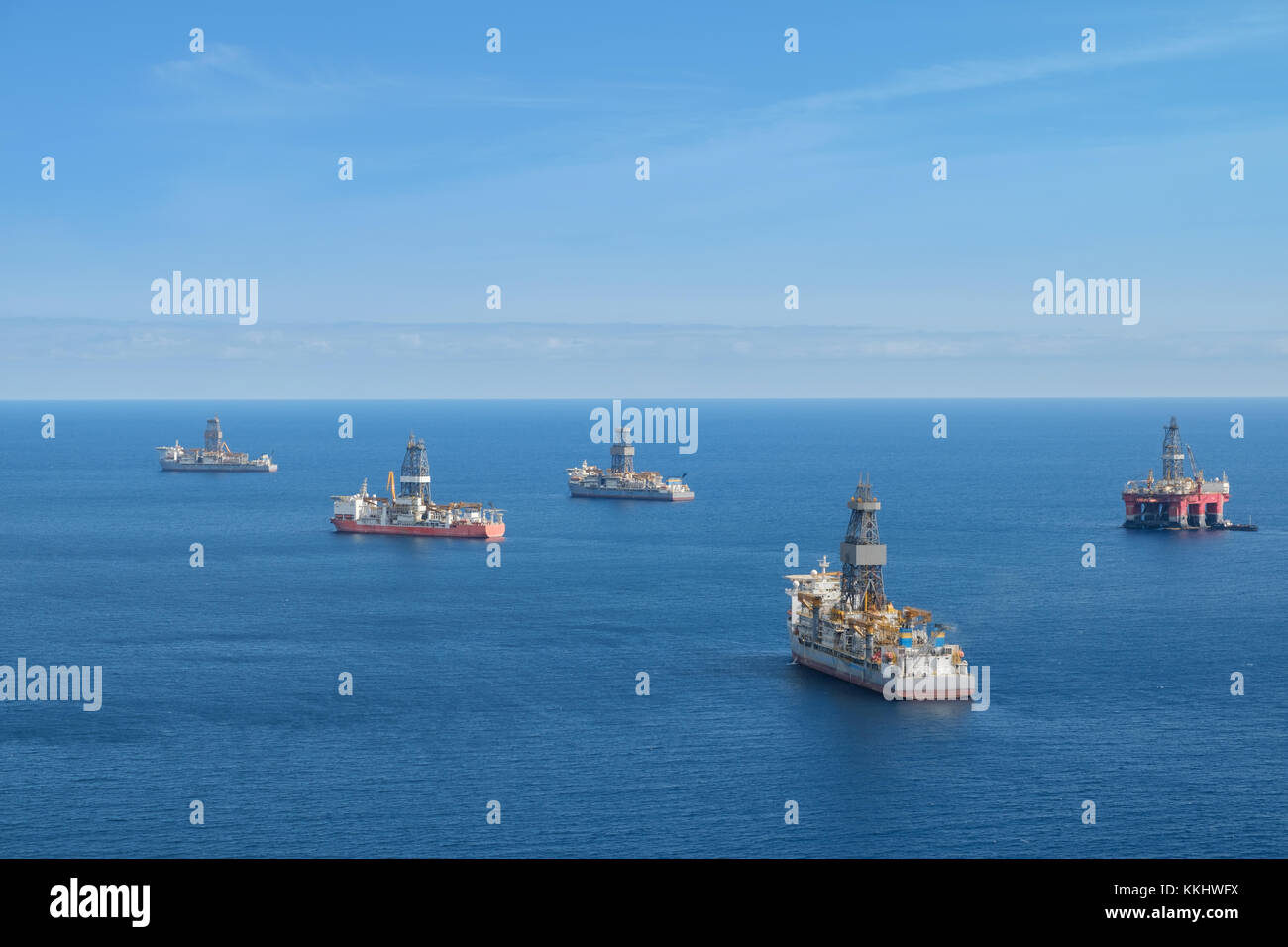 Piattaforma di perforazione offshore , praticare navi, antenna oceano Foto Stock