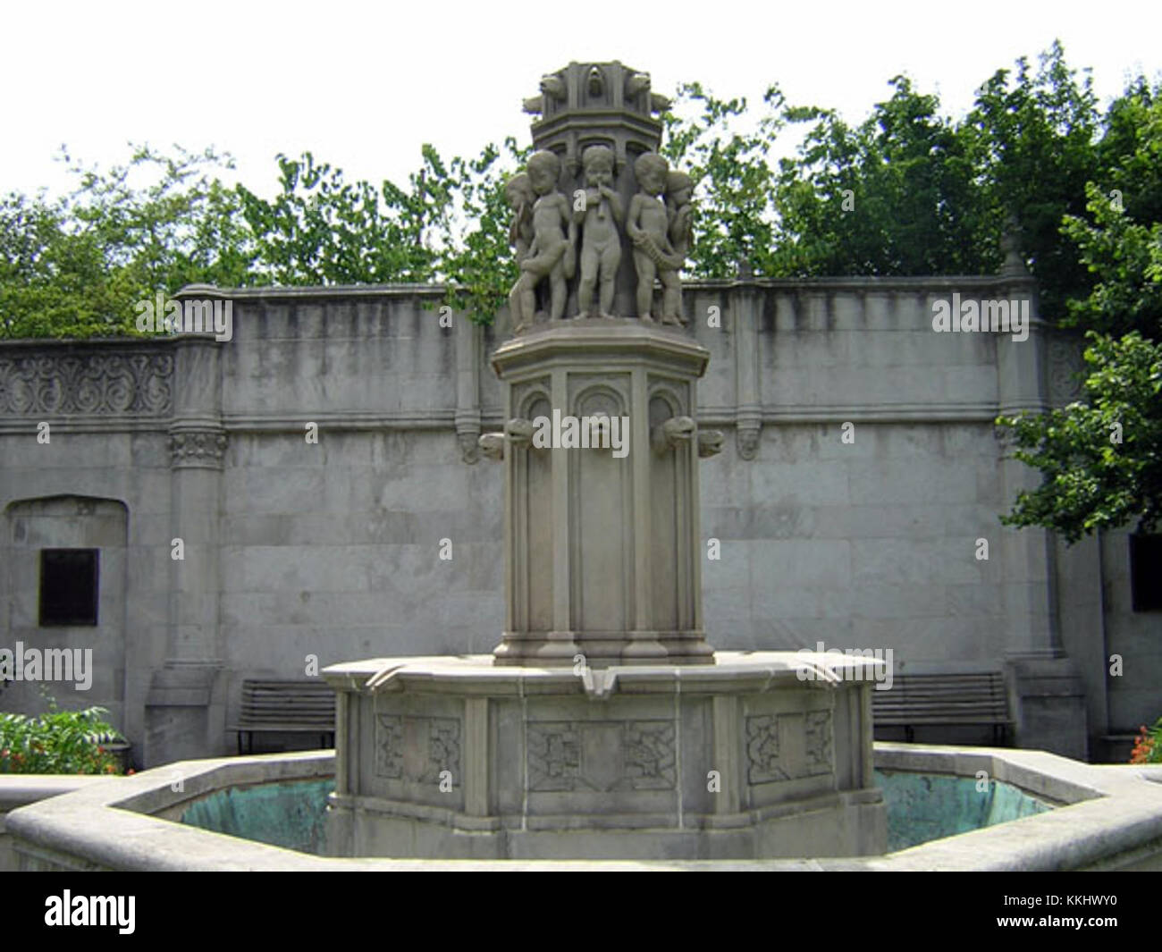 La Mellon Park Fountain, situata a Pittsburgh, Pennsylvania, è un punto di riferimento famoso nel parco pubblico della città. La fontana è notevole per il suo design classico, caratterizzato da una fontana centrale circondata da sculture e paesaggi. E' un luogo popolare per i visitatori, offre un ambiente tranquillo e un pezzo della storia architettonica di Pittsburgh. Foto Stock