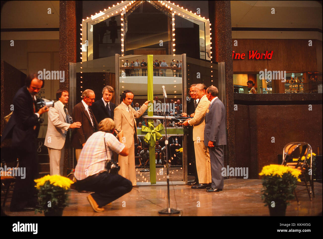 Il centro commerciale Lakeforest Mall di Gaithersburg, Maryland, ha aperto le sue porte nel settembre 1978 con una grande cerimonia di taglio del nastro. Il centro commerciale è diventato un centro commerciale centrale della regione, offrendo una varietà di negozi e servizi. Foto Stock