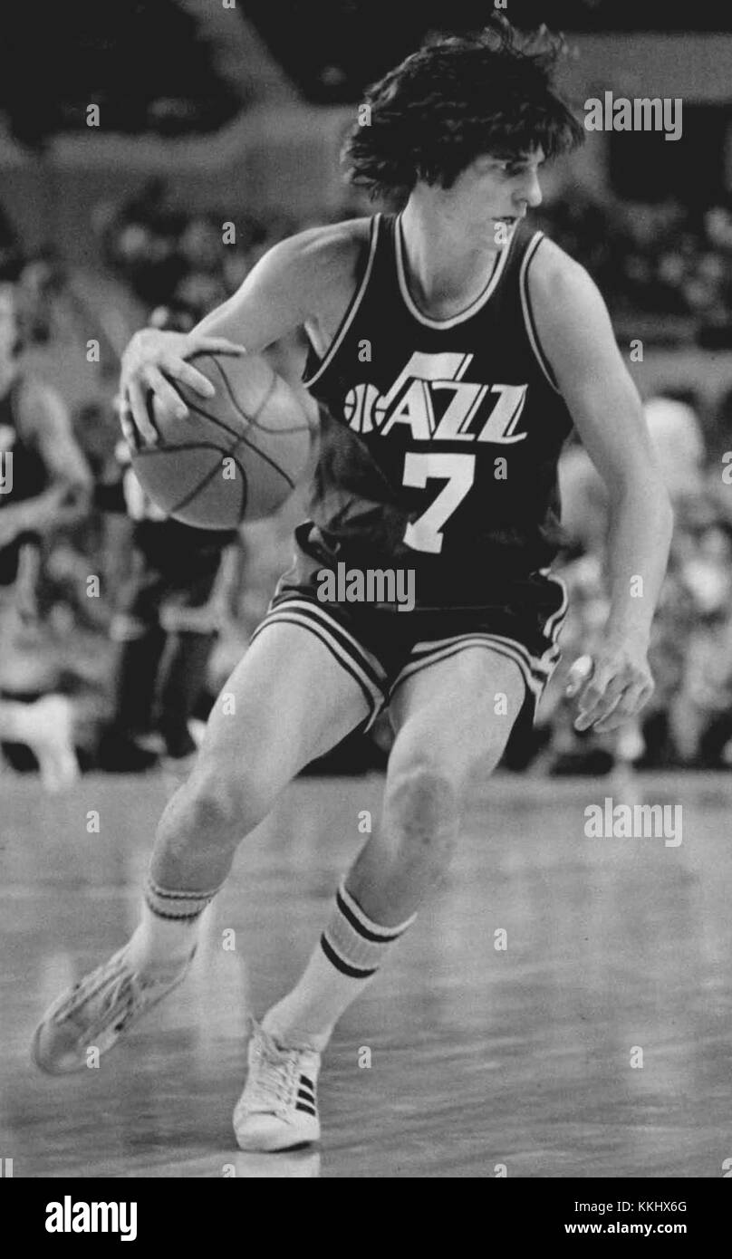 Pete Maravich, uno dei giocatori più famosi del basket, è mostrato in questa immagine del 1977, che cattura un momento cruciale della sua carriera nell'NBA. Foto Stock
