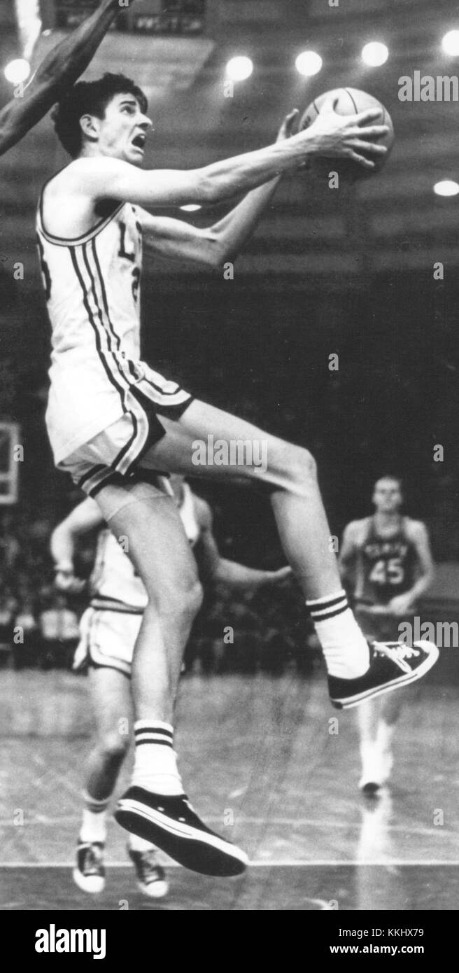 Pete Maravich, un rinomato giocatore di basket, è evidenziato in questa immagine del 1967. Noto per le sue abilità e il suo stile di gioco, Maravich ha dato un contributo significativo al basket professionistico. Foto Stock