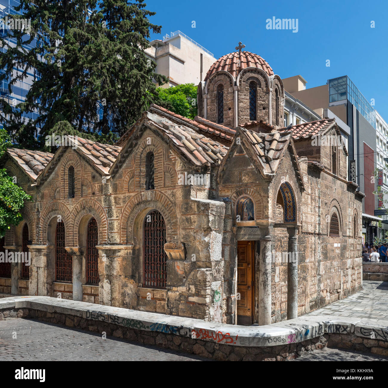 Il XI secolo la chiesa bizantina di Panagia Kapnikarea, Platia Kapnikareas, Atene, Grecia Foto Stock