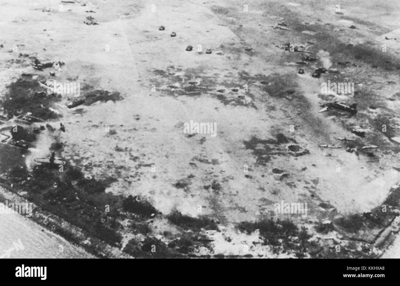 I carri armati del corpo dei Marines DEGLI STATI UNITI si trovano di stanza sull'aeroporto di ROI nell'atollo di Kwajalein nel 1944 durante la seconda guerra mondiale. Questa immagine cattura la presenza militare e l'importanza strategica del teatro del Pacifico durante la guerra. Foto Stock