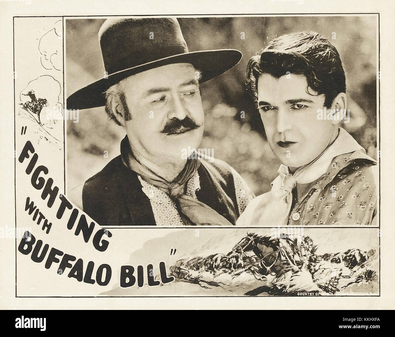 Il film del 1926 *Fighting with Buffalo Bill* presenta un'iconica lobby card che riflette lo spirito avventuroso dei primi film occidentali, raffigurando scene della vita del famoso pioniere Buffalo Bill Cody. Foto Stock