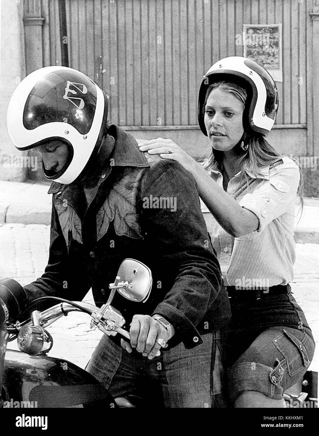 Questa immagine raffigura Lindsay Wagner, famosa per il suo ruolo di donna bionica, insieme a Evel Knievel, noto per le sue audaci acrobazie, entrambe icone della cultura pop degli anni '1970. Foto Stock