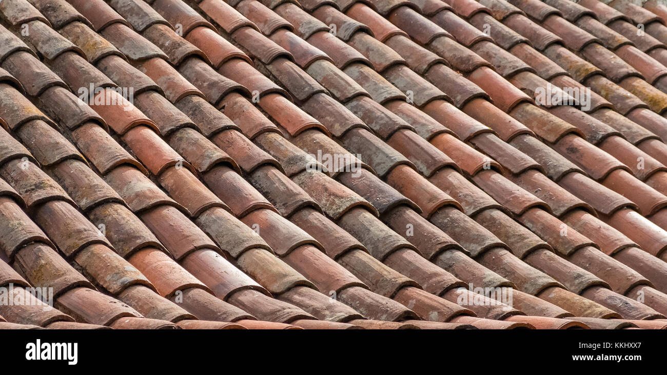 Tegola di Tetto sfondo - ceramica vecchio tetto di tegole closeup - Foto Stock