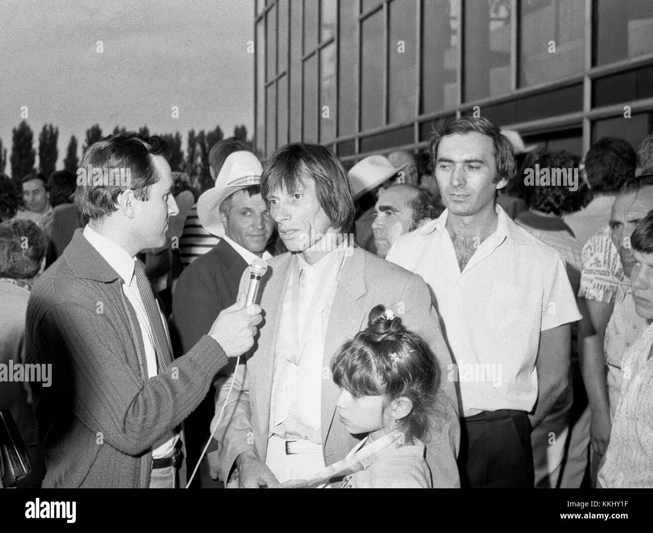 Questa immagine del 14 agosto 1984 cattura l'arrivo degli atleti che tornano in Romania dalle Olimpiadi estive di Los Angeles. Ivan Patzaichin, un leggendario canoista rumeno, viene visto con sua figlia mentre torna a casa. Foto Stock