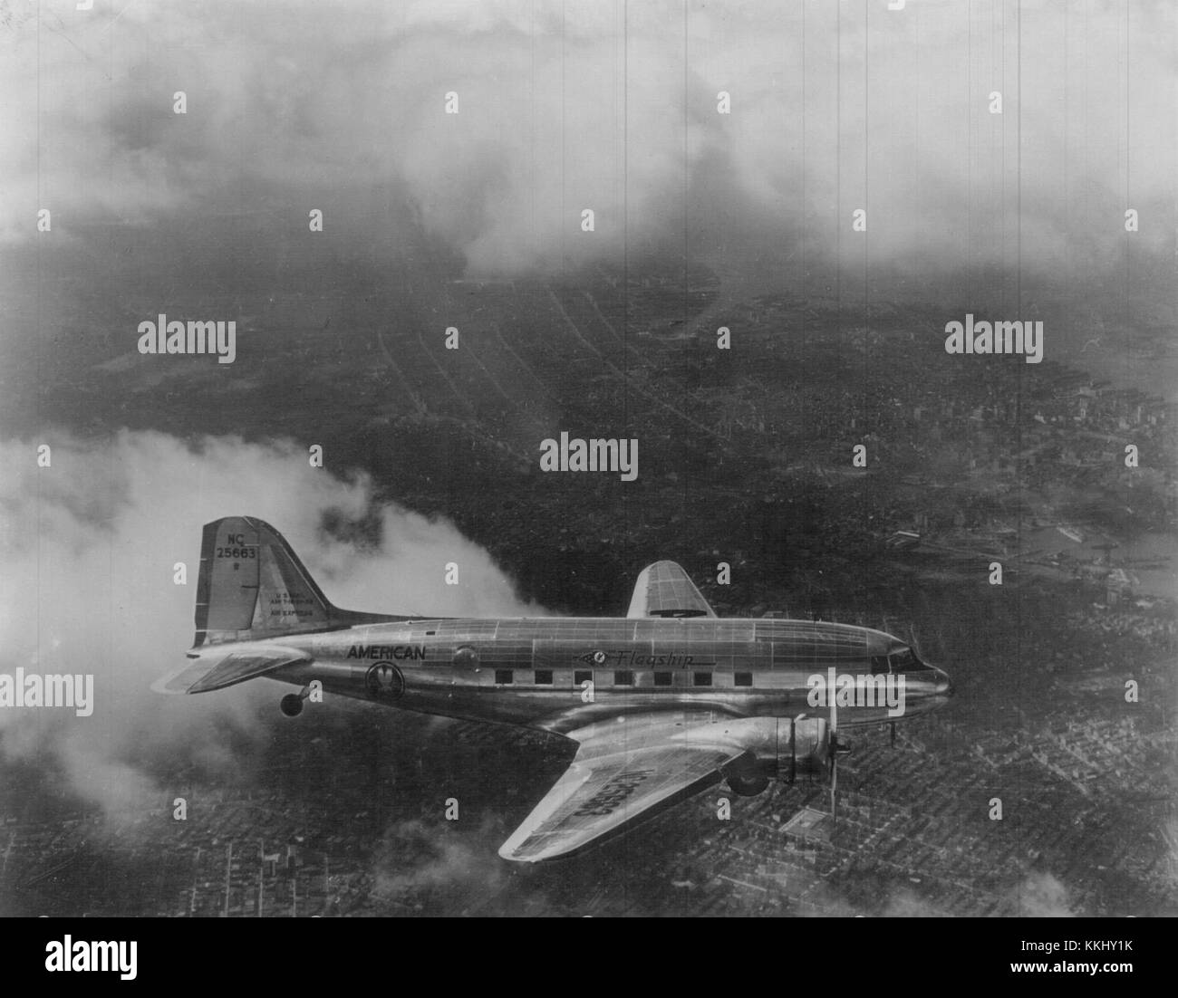 L'American Airlines Douglas DC-3 fu un aereo pionieristico che rivoluzionò il viaggio aereo negli anni '1930, noto per la sua affidabilità ed efficienza, spesso utilizzato sia in ruoli commerciali che militari. Foto Stock