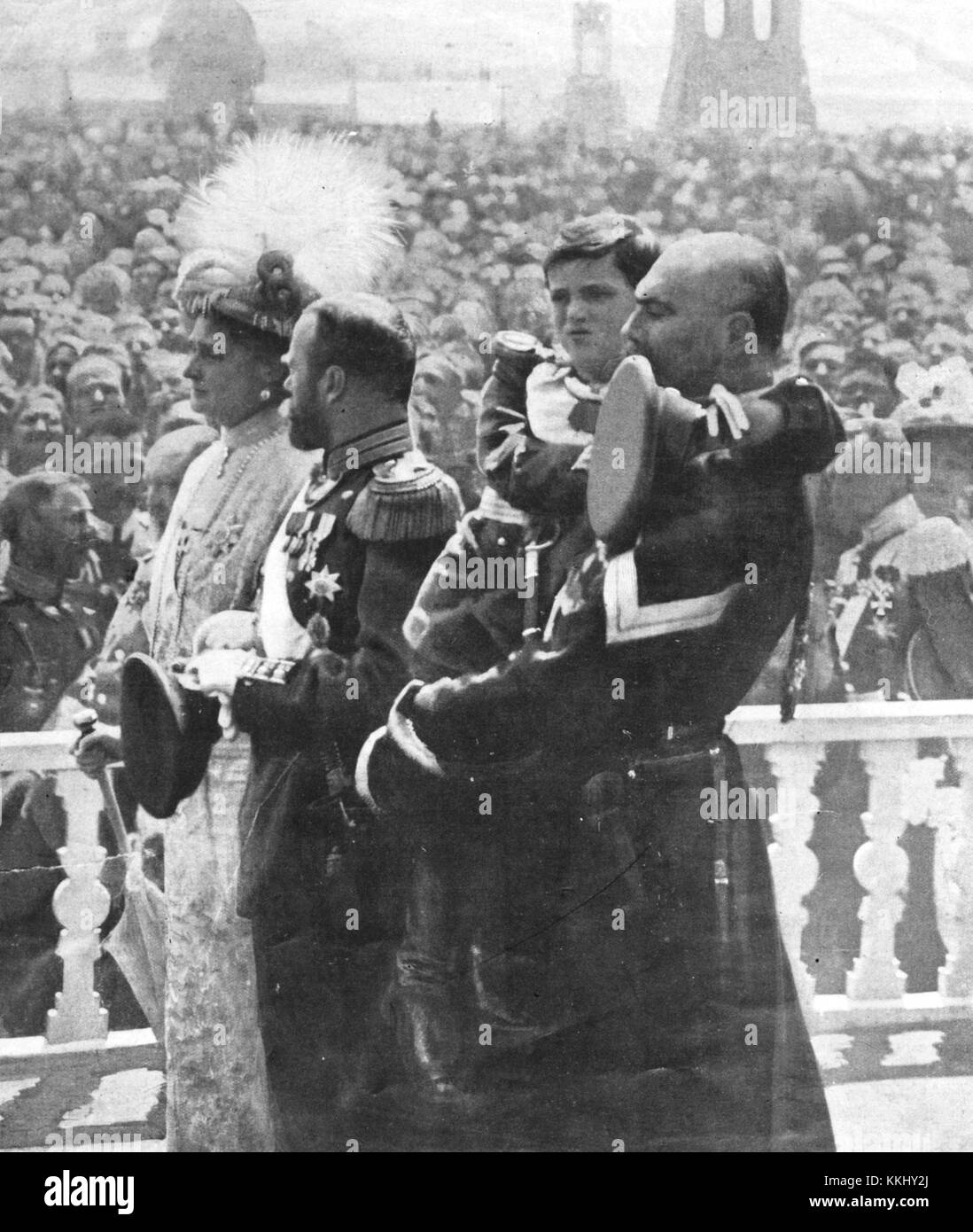 Questa fotografia del 1913 mostra lo zar Nicola II di Russia, sua moglie Zarina Alessandra, e il loro figlio, Zarevic Alexei, durante le celebrazioni al Cremlino che segnano i 300 anni di potere della famiglia Romanov. L'evento evidenzia la grandezza della famiglia imperiale russa e il significato politico del loro regno. Foto Stock