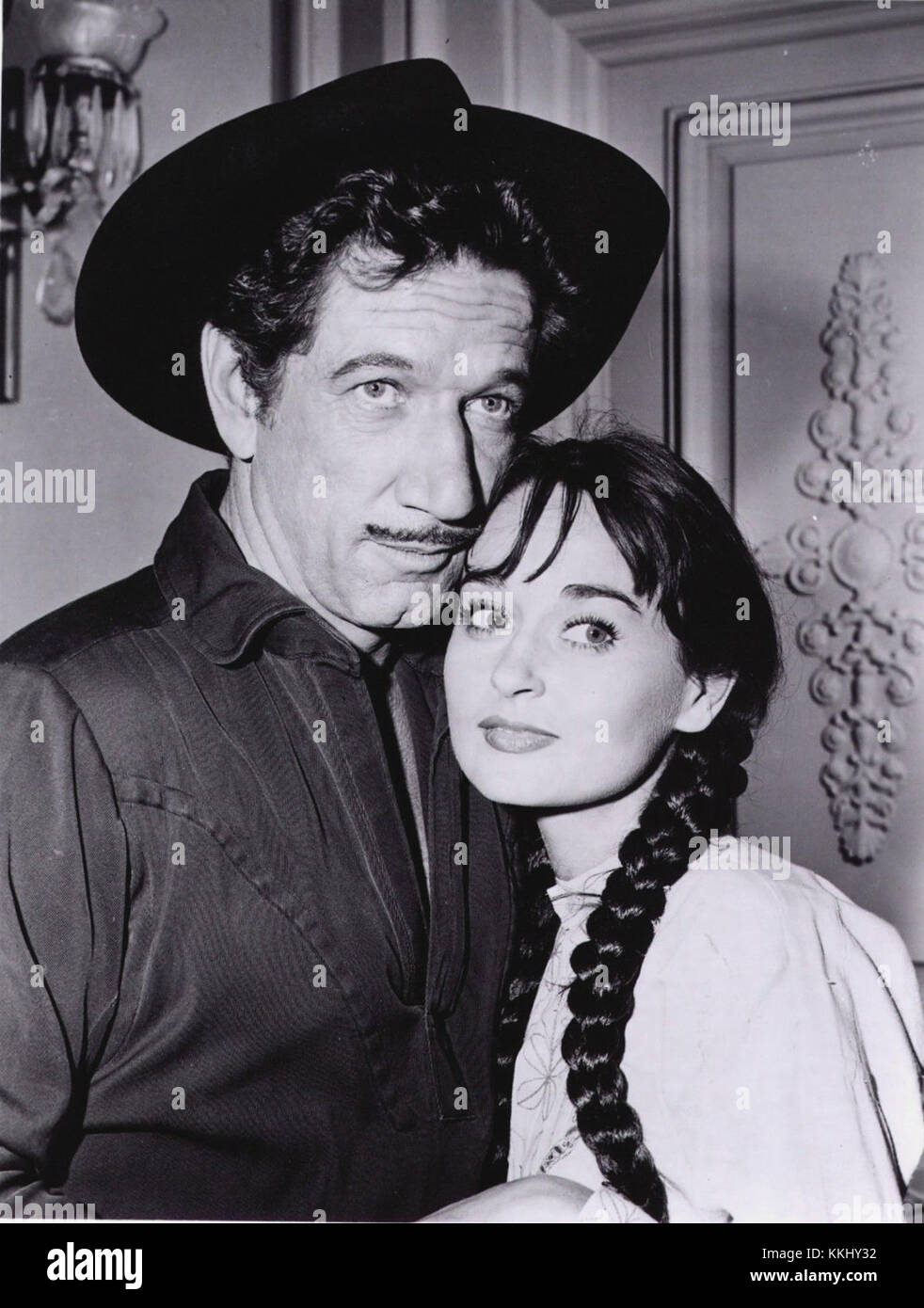 Richard Boone, nel suo iconico ruolo di Paladin della serie TV 'Have Gun â€" Will Travel", ritrae un pistolero e mercenario itinerante nel Vecchio West, navigando tra dilemmi morali e conflitti. Foto Stock