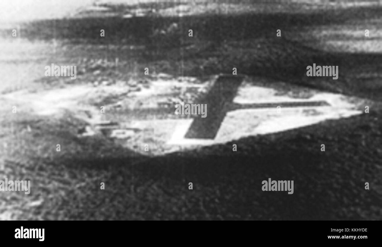 MCAS Ewa, un aeroporto militare situato alle Hawaii, è visto da un aereo giapponese durante l'attacco del 1941 a Pearl Harbor. La foto cattura l'importanza strategica del campo nel teatro del Pacifico durante la seconda guerra mondiale. Ewa è stato un luogo militare chiave nella fase iniziale dell'attacco. Foto Stock