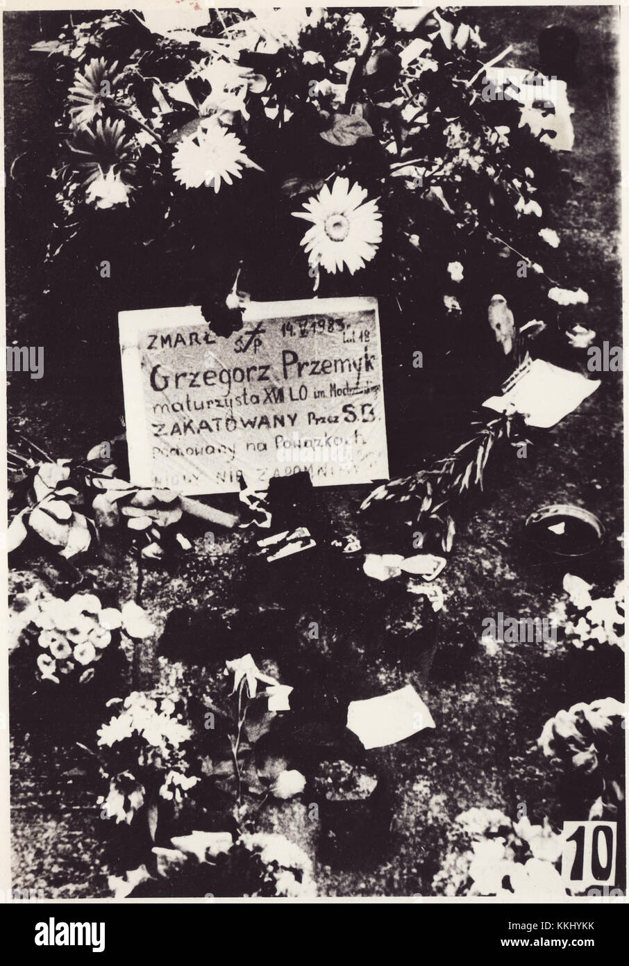Il funerale di Grzegorz Przemyk è stato un evento significativo in Polonia, segnando un momento cruciale nella storia politica del paese. Przemyk era uno studente che morì in circostanze misteriose, scatenando proteste e diffusa indignazione contro il governo dell'epoca. Foto Stock