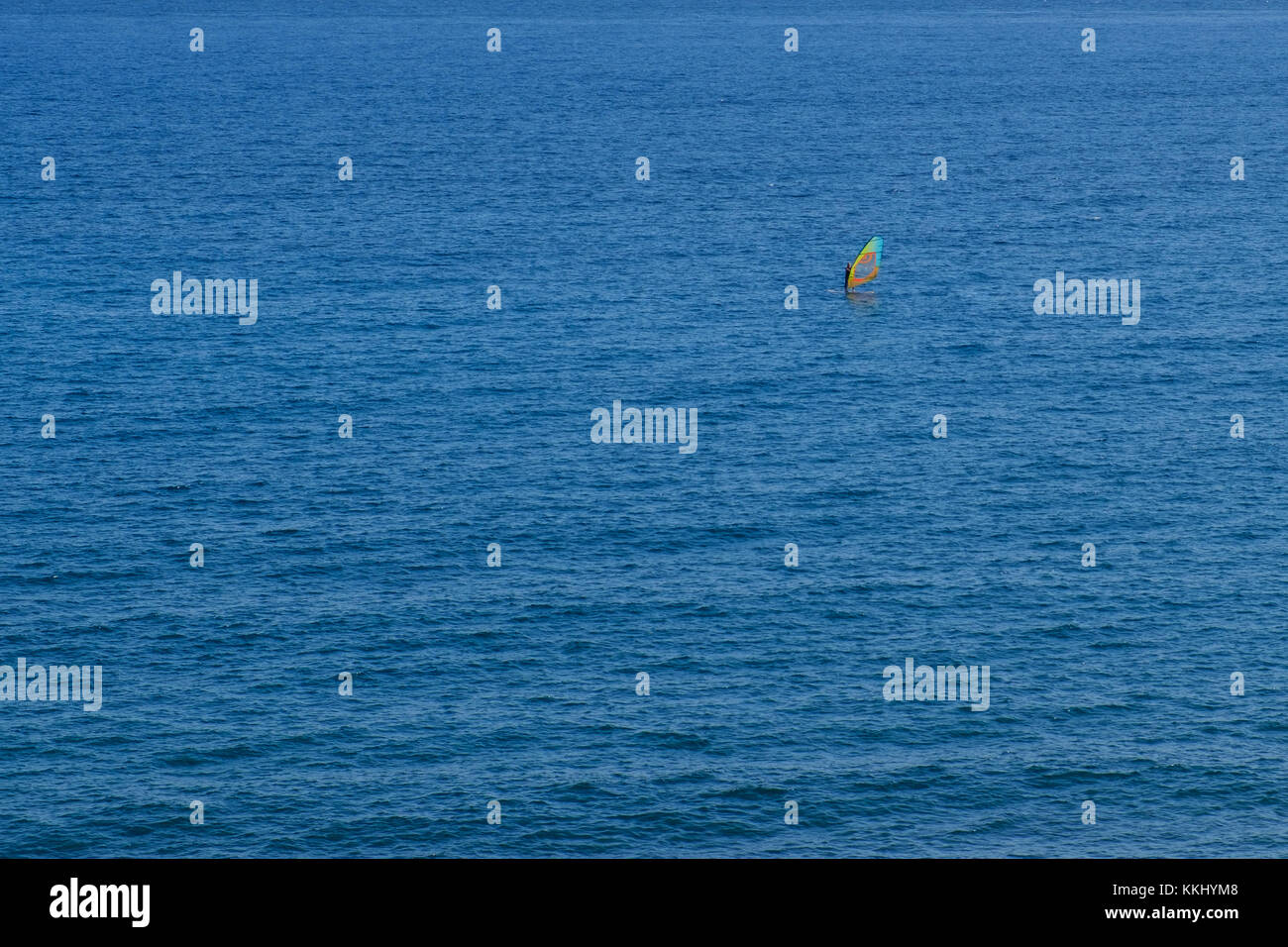 Wind surfer lontano sul oceano - antenna Foto Stock