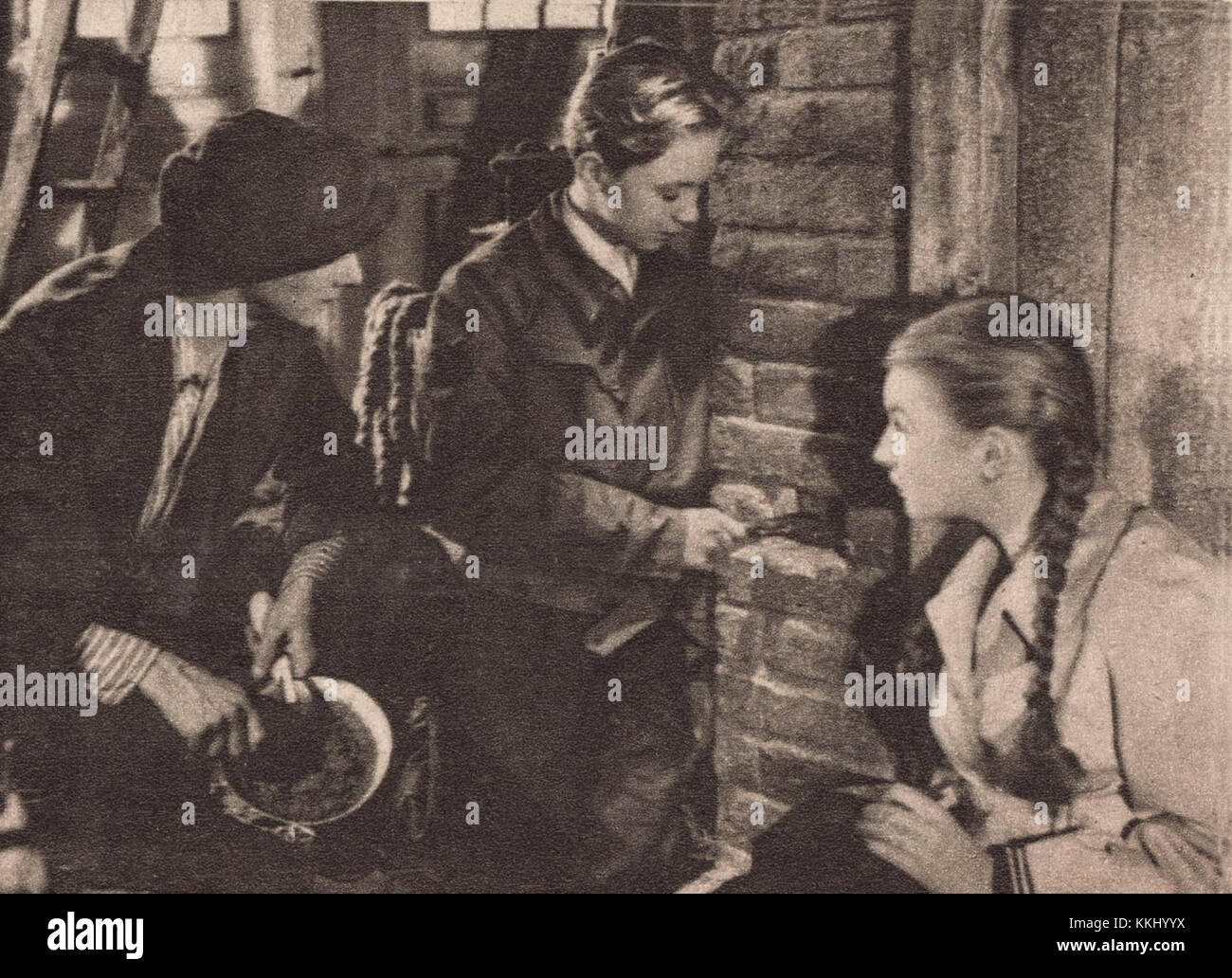 Questo film, intitolato Ulica Graniczna, è stato catturato il 15 maggio 1947, mostrando un'istantanea storica di una scena di strada, probabilmente dall'Europa del dopoguerra, offrendo una visione delle condizioni sociali dell'epoca. Foto Stock